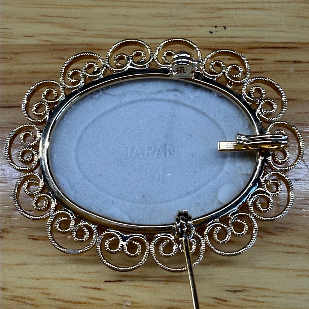 Stunning ceramic Japan Floral Brooch with Gold Filigree - Picture 2 of 5